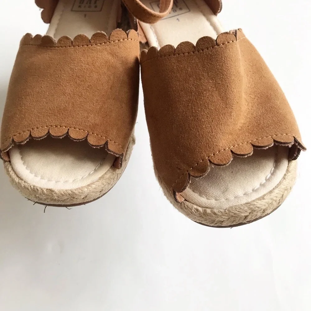 Gapkids tan scalloped open toe espadrilles sandals EUC  size 1 youth
